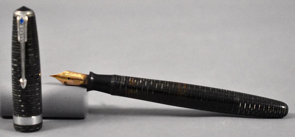 Parker Vacumatic: Parker Vacumatic. This pen has been used at some point and may or may not be missing internal parts as we do not have any knowledge of the internal working parts of fountain pens. It does appear to ha