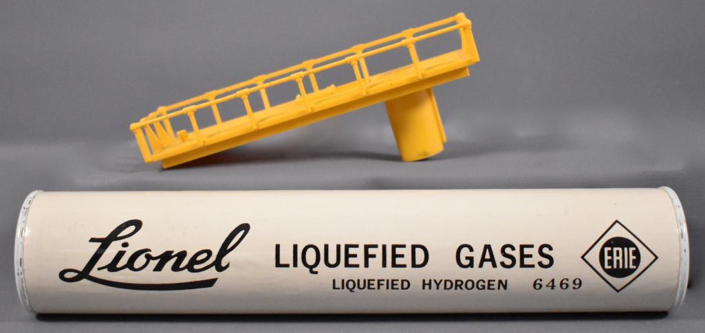 Original Lionel postwar O 6469 Liquefied Gases tube and: Original Lionel postwar O 6469 Liquefied Gases tube and dark yellow 6812-8 platform that is free of any damage or repairs, C8.