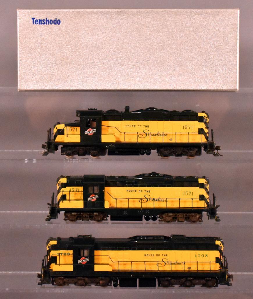 Three Tenshodo HO scale brass Chicago & Northwestern: Three Tenshodo HO scale brass Chicago & Northwestern diesel locomotives, all three show moderate run time and are C7-8 with one original box. Locomotive(s) have been tested and did not run.