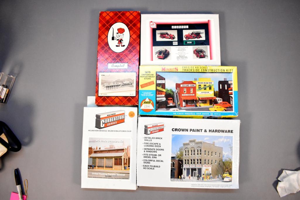 Group of mixed HO scale building scenery kits in (1 of 5)