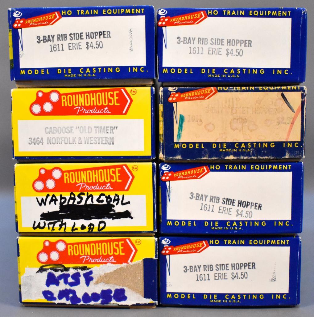 Eight built up Roundhouse HO scale freight cars in (1 of 4)