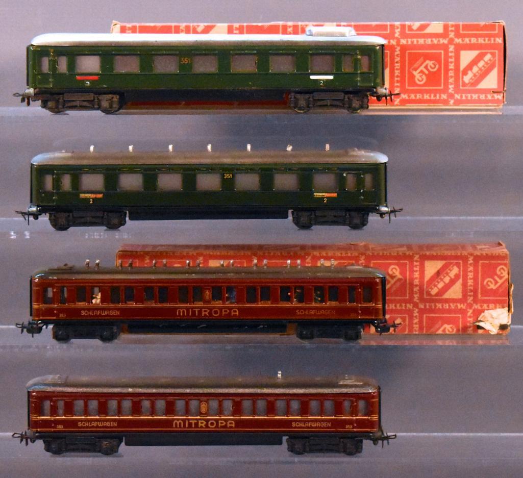 Four vintage Marklin HO passenger cars with two (1 of 10)