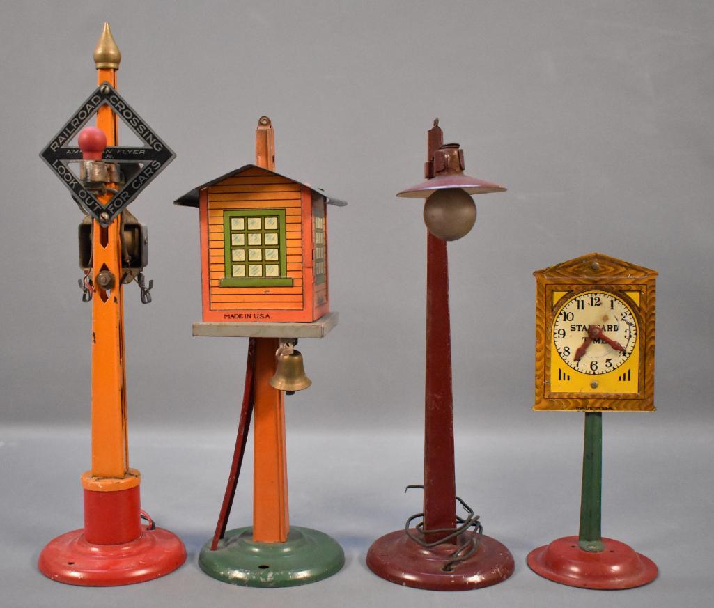 Four American Flyer wide gauge accessories (1 of 6)