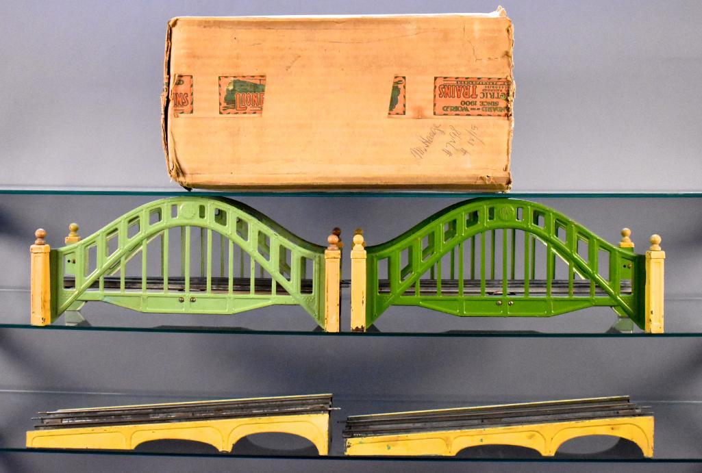 Lionel prewar standard gauge 101 bridge with approaches: Lionel prewar standard gauge 101 bridge with approaches in a worn original box plus a 104 center span with simulated gravel, C5-6.