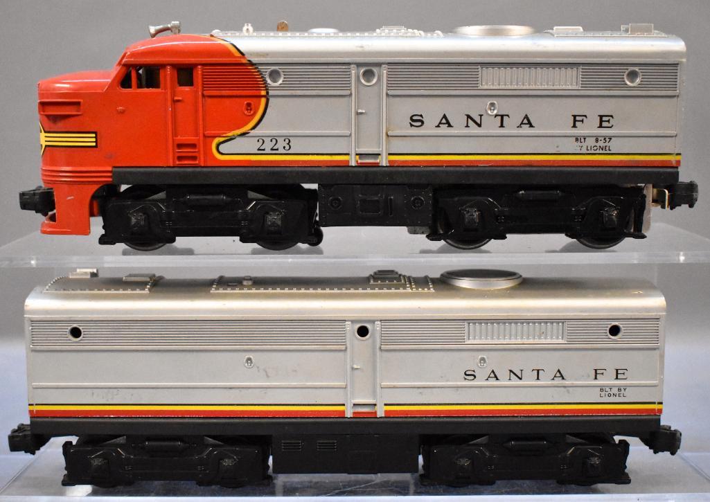 Lionel postwar O 223 Santa Fe Alco FAB diesel: Lionel postwar O 223 Santa Fe Alco FAB diesel locomotive set, C6-7 with no damage on the skirt. Tested and ran in forward and reverse with headlight.