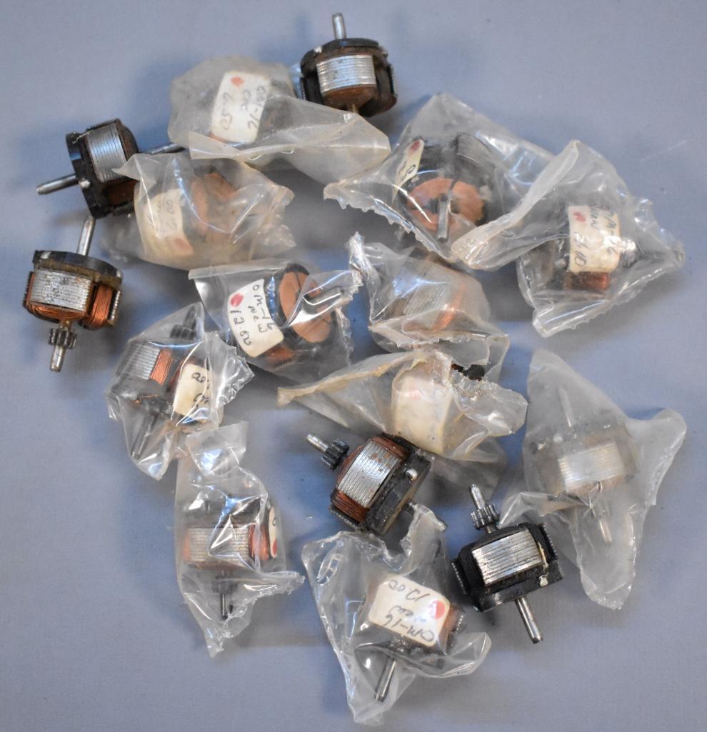 Sixteen Lionel postwar O OM-16 armatures: Sixteen Lionel postwar O OM-16 armatures, most are new old stock as seen in the photos.