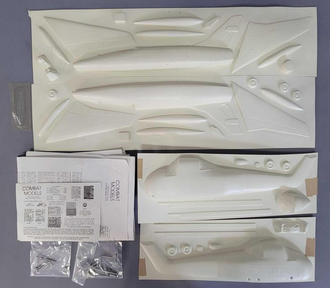 Two vintage Vacuform model airplane kits (1 of 4)