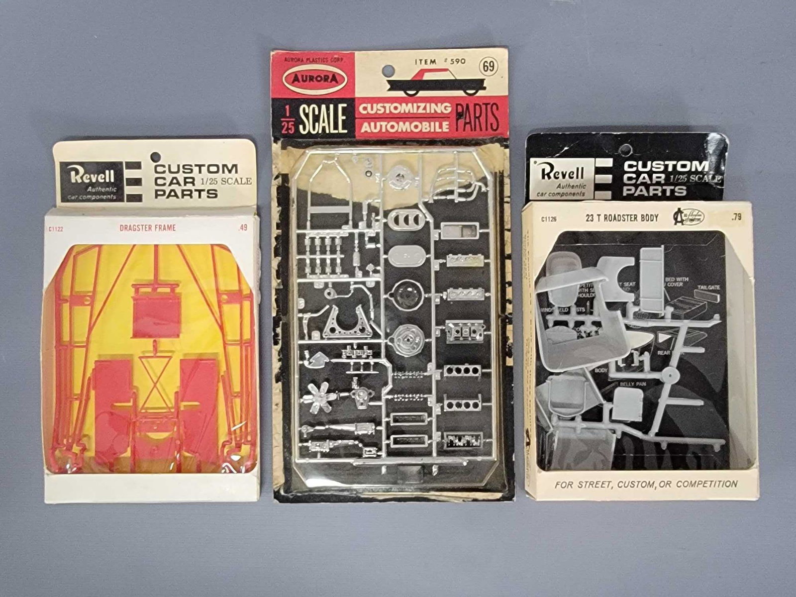 Revell and Aurora 1/25 customizing parts in packages: Revell and Aurora 1/25 customizing parts in packages. Aurora Item #590 Ford 427 engine, parts on sprue, blister is loose from card. Revell Custom Car Parts C1133 Dragster Frame 1/25 in original packag