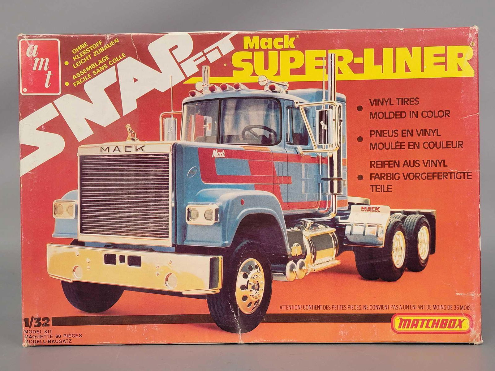 Unbuilt AMT Matchbox Snap Fit Mack Superliner 1/32 (1 of 8)