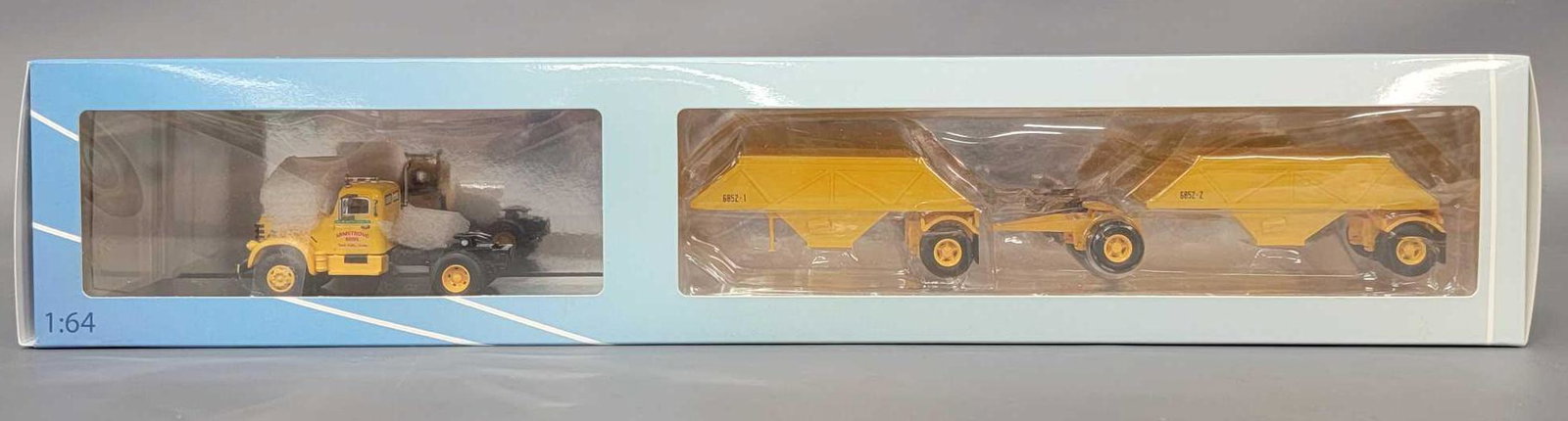 Neo Scale Models NEO64047 Diamond T921 yellow Armstrong (1 of 8)