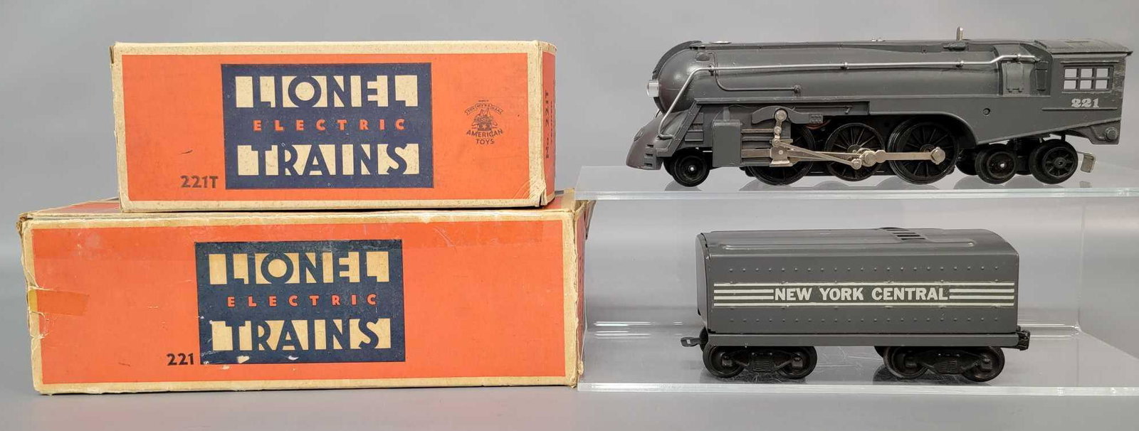 Postwar Lionel O gauge 221 and 221T NYC Hudson loco and: Postwar Lionel O gauge 221 and 221T NYC Hudson loco and tender in original boxes with inserts. Locomotive looks fantastic C8. Loco box has quite a few older repairs, missing inner flap. Tender box has