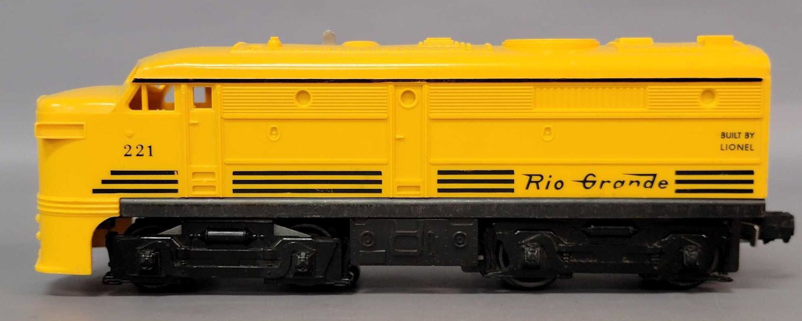 Lionel postwar O Alco diesel locomotive 221P Rio Grande: Postwar Lionel O gauge 221P Rio Grande diesel Alco A unit with super tight hairline at screw, and cracks around engineers front window, super clean C6.