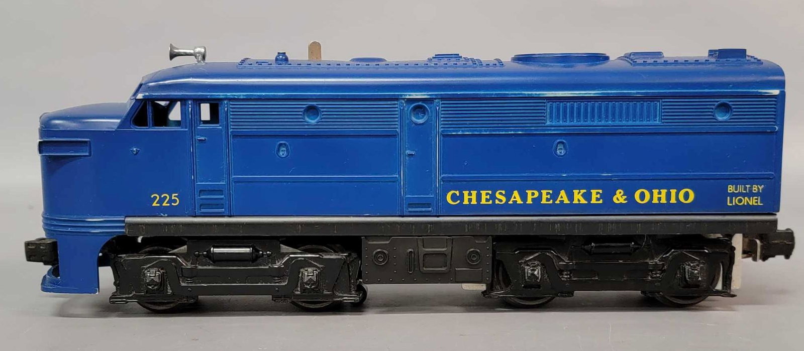Lionel postwar O 224 Chesapeake and Ohio C & O Alco: Lionel postwar O 224 Chesapeake and Ohio C & O Alco diesel locomotive, shows light run time, C7.