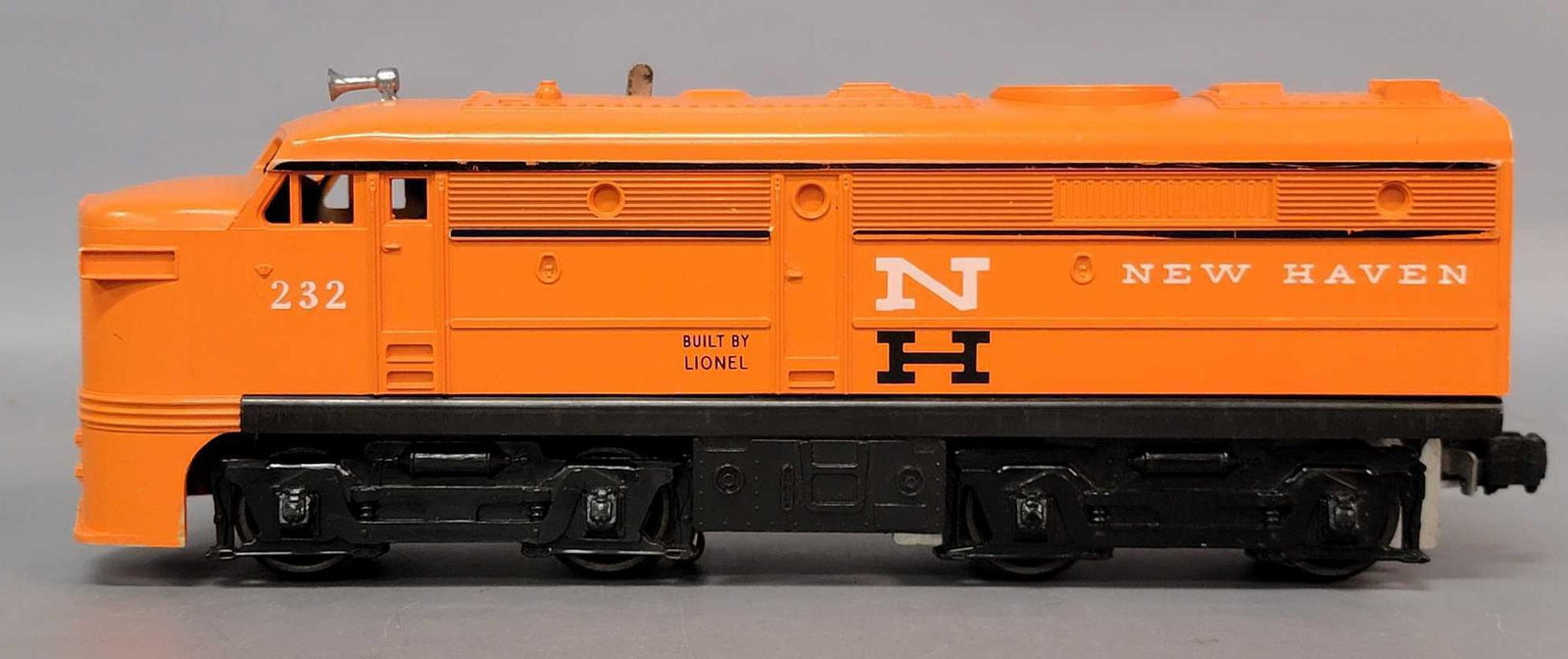 Lionel postwar O 232 New Haven Alco diesel locomotive: Lionel postwar O 232 New Haven Alco diesel locomotive, unit shows moderate run time but is C7+ as seen in the photos.