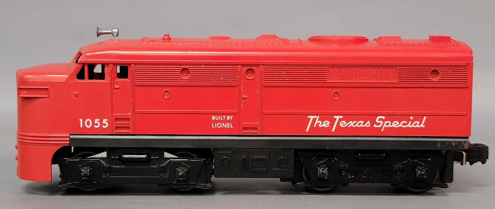 Lionel postwar O 1055 MKT Texas Special Alco diesel: Lionel postwar O 1055 MKT Texas Special Alco diesel locomotive, unit shows moderate run time but is C7+ as seen in the photos.