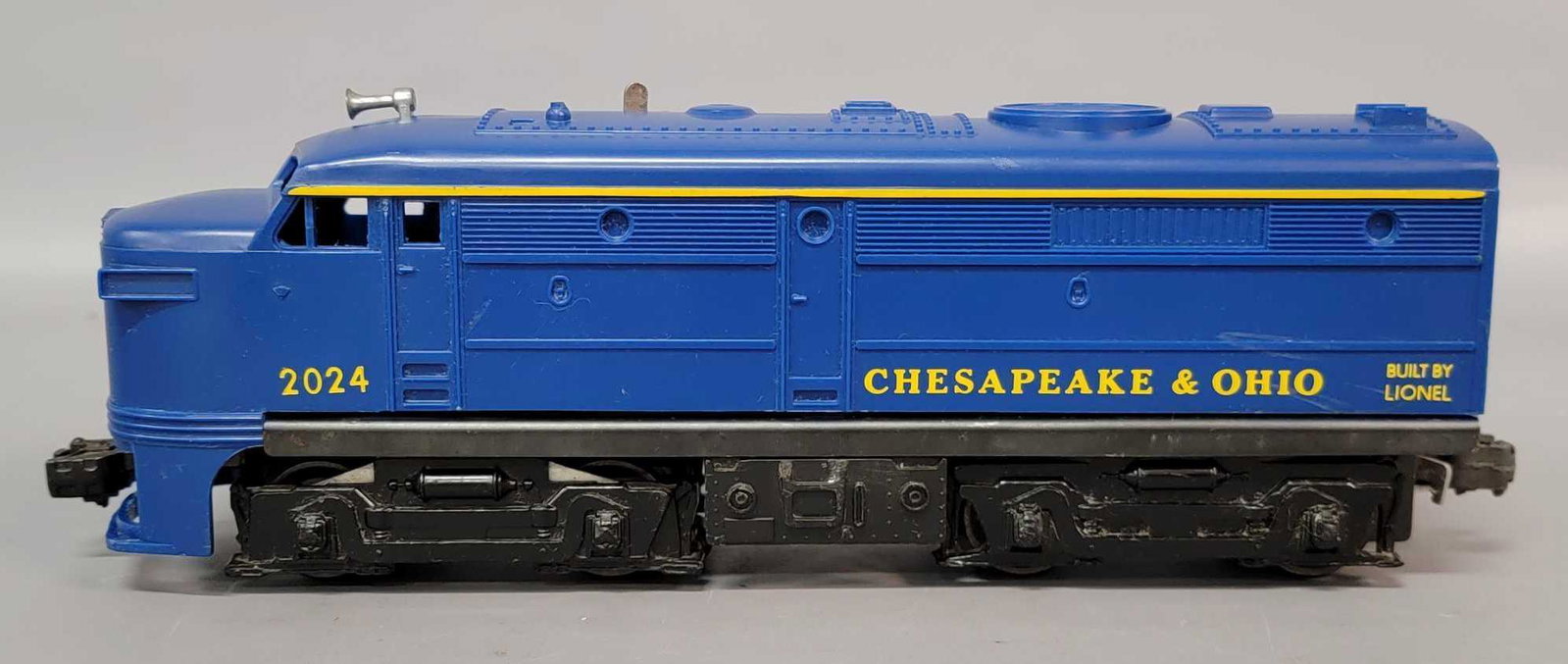 Lionel postwar O 2024 Chesapeake and Ohio C&O Alco: Lionel postwar O 2024 Chesapeake and Ohio C&O Alco diesel locomotive, unit shows moderate run time but is C8 as seen in the photos.