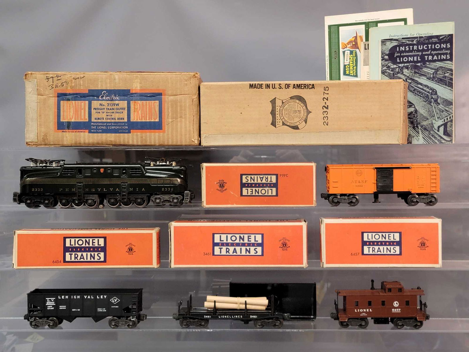 Boxed Lionel postwar O 2139W set GG-1 freight: Postwar Lionel O gauge boxed 2139W freight train outfit consisting of: 2332X 5 stripe Pennsylvania Railroad GG-1 electric locomotive with 3464 S.F. boxcar, 6456 Lehigh Valley hopper, 3461 automatic lu