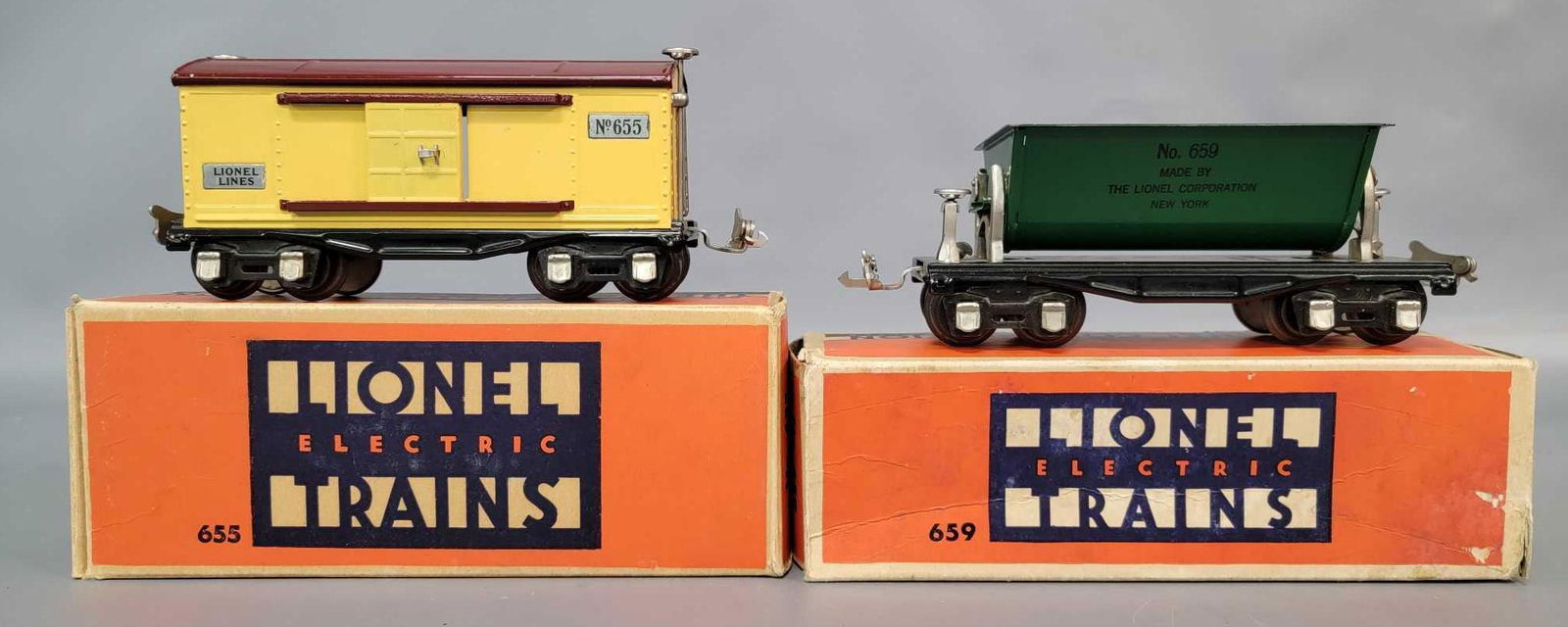 Prewar Lionel O gauge 655 boxcar and 659 dump car in: Prewar Lionel O gauge 655 box car and 659 dump car, in original boxes, super strong C7. Boxes have missing inner flaps, otherwise square and solid.