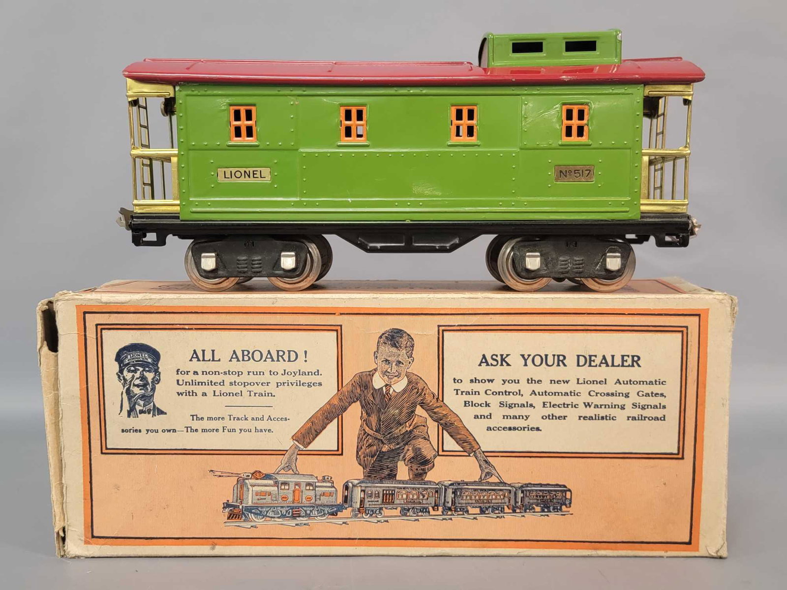 Prewar Lionel Standard Gauge 517 L Green illuminated: Prewar Lionel Standard Gauge 517 L Green illuminated caboose in original box, super strong C7. Box has missing inner flaps, clean and solid box.