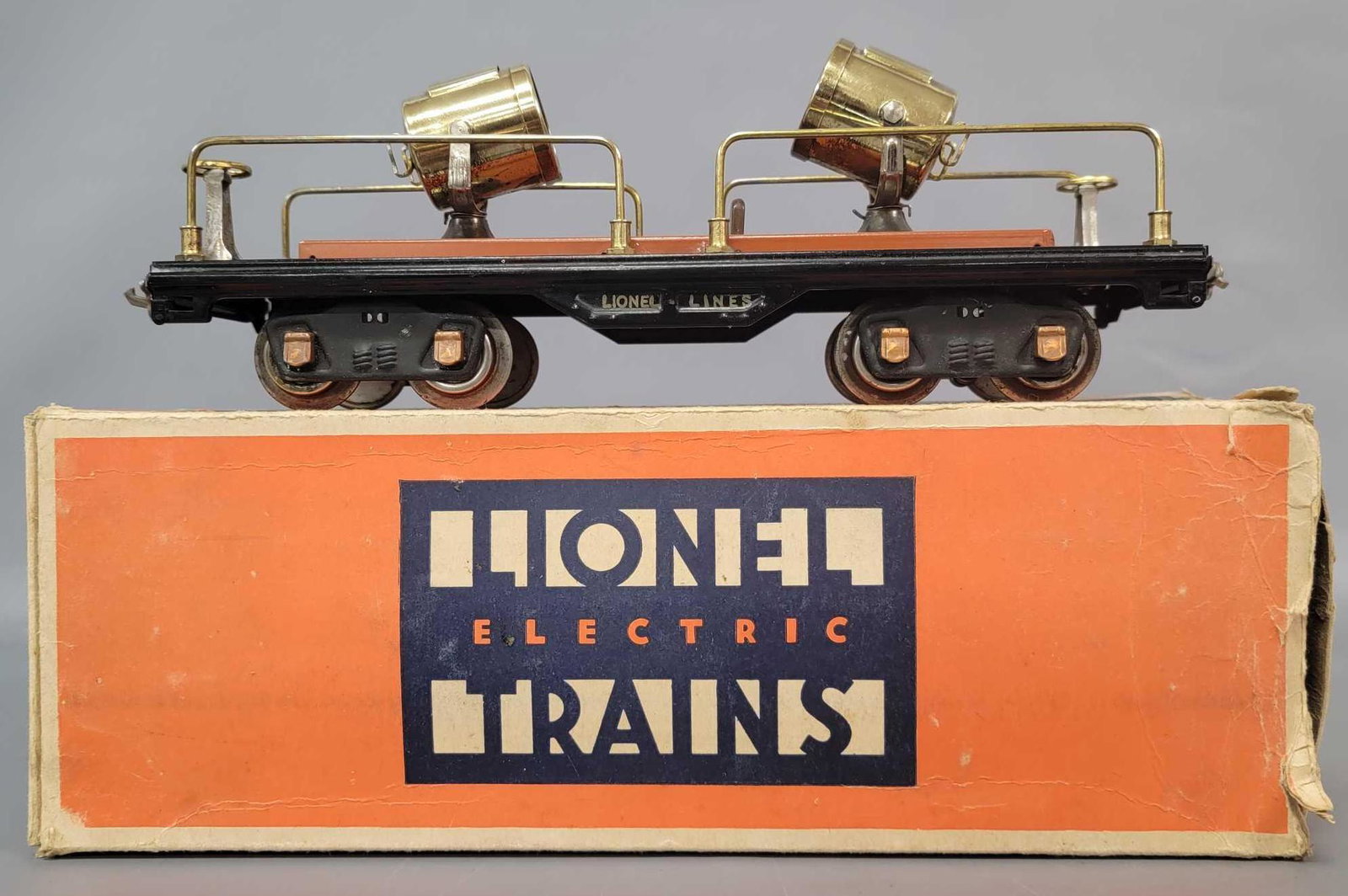 Prewar Lionel Standard Gauge 520 floodlight car in: Prewar Lionel Standard Gauge 520 floodlight car with tuscan base, brass lamps and trim, copper journals, lower C7. Box has missing flaps, clean and fairly solid.