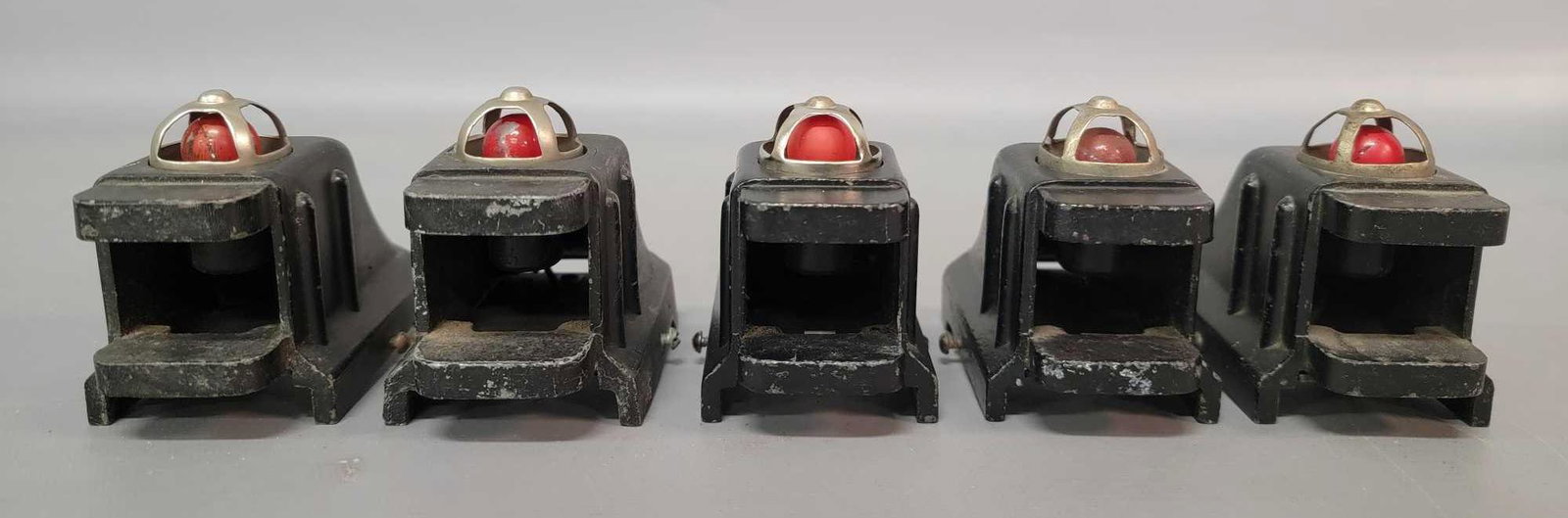Five prewar 025 Lionel O gauge bumpers label variations: Five prewar 025 Lionel O gauge bumpers label variations, one has a repaired center rail contact strip so it's sold as is with NO returns. Bumpers look C6.
