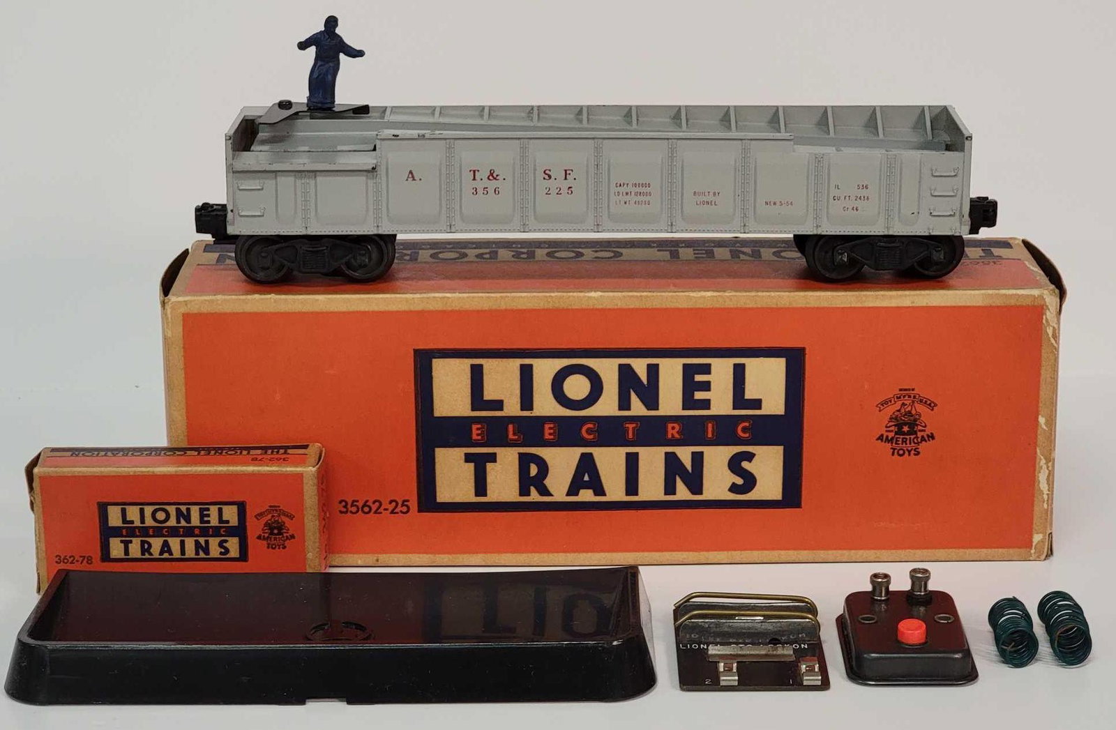 Postwar Lionel O gauge 3652-25 A.T.S.F. red letter: Postwar Lionel O gauge 3652-25 A.T.S.F. red letter Operating Barrel Car in original box, super strong C7. Box has little wear, clean, bright, square and solid. Components included.
