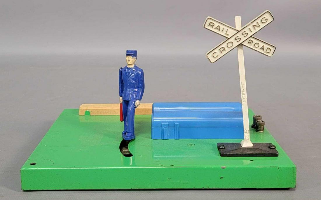 Postwar Lionel O gauge 1047 operating flagman: Postwar Lionel O gauge 1047 operating flagman, really nice clean C6-7.