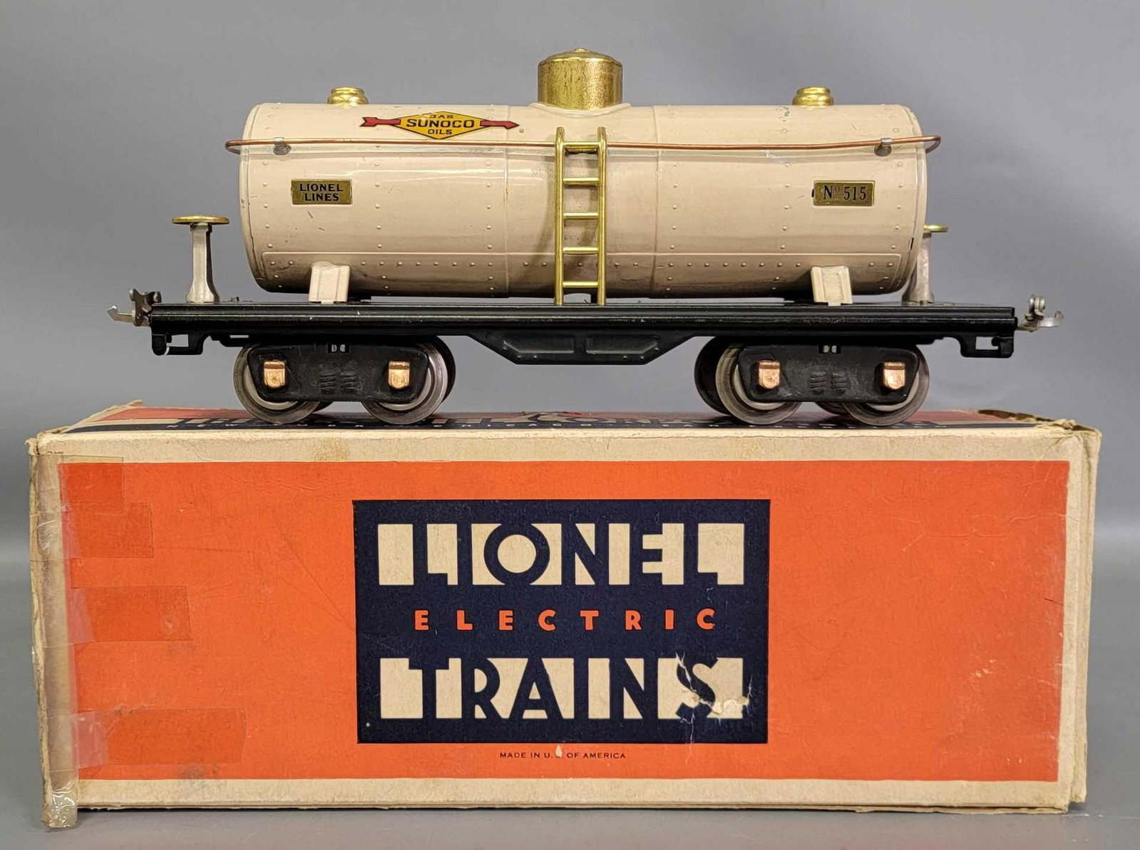 Lionel prewar standard gauge TAN 515 Sunoco tank car in: Lionel prewar standard gauge TAN 515 Sunoco tank car in original box, C6 in a worn original box.