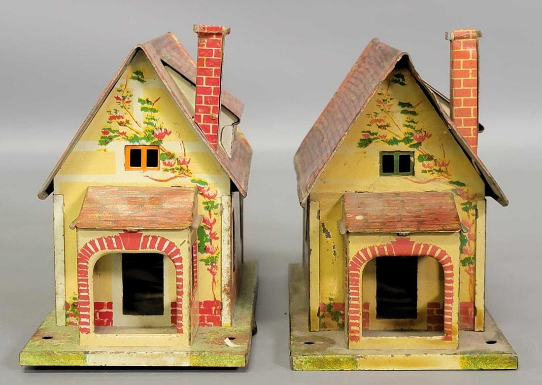 Two Lionel prewar O 184 tin lithographed bungalows (1 of 6)
