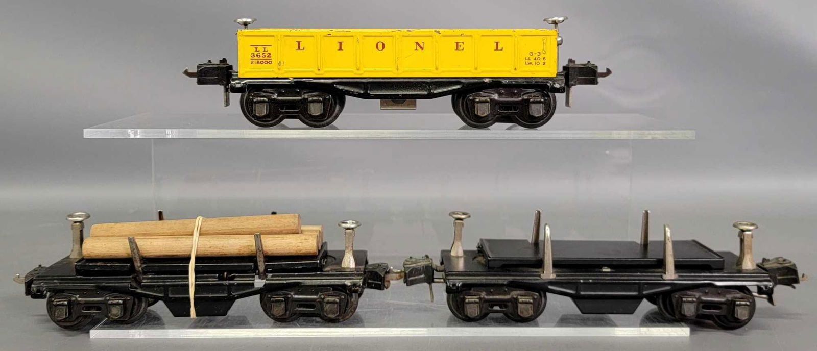 Three Lionel prewar O freight cars (1 of 6)
