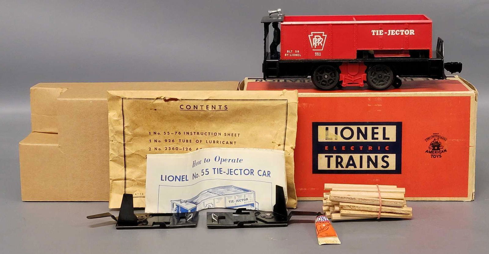 Unrun Lionel postwar O 55 tie jector car in original (1 of 8)