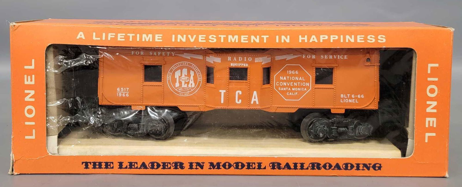 Lionel postwar O 6517-60 TCA bay window caboose in (1 of 7)