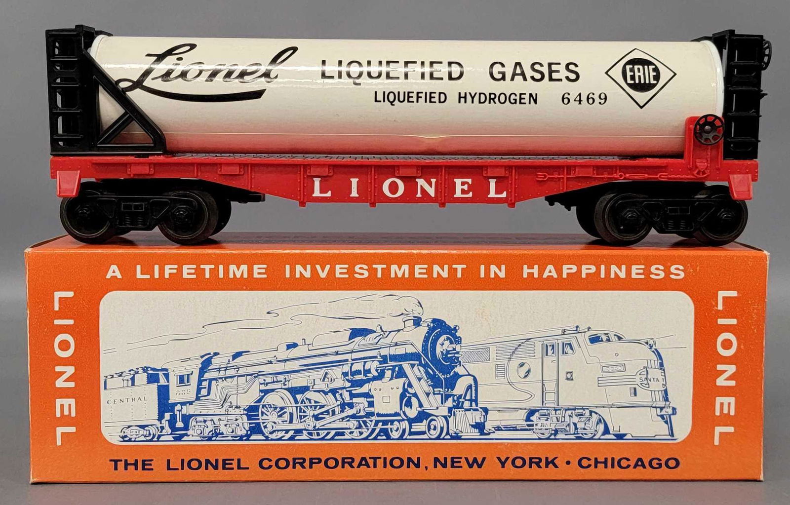 Unrun Lionel postwar O 6469 liquefied gas tank car in a (1 of 6)