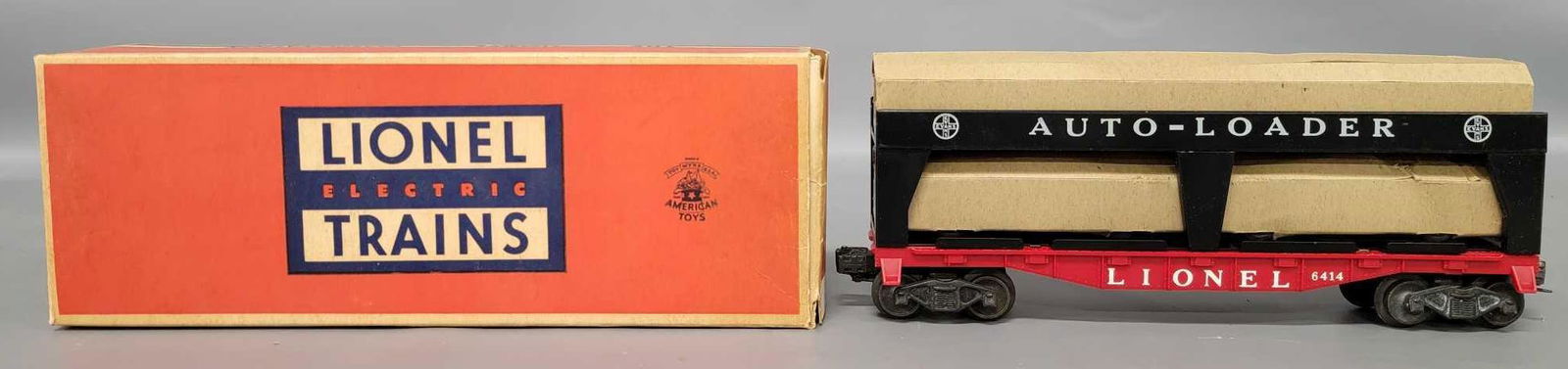 Unrun Lionel postwar O 6414 autoloader with cars in (1 of 8)