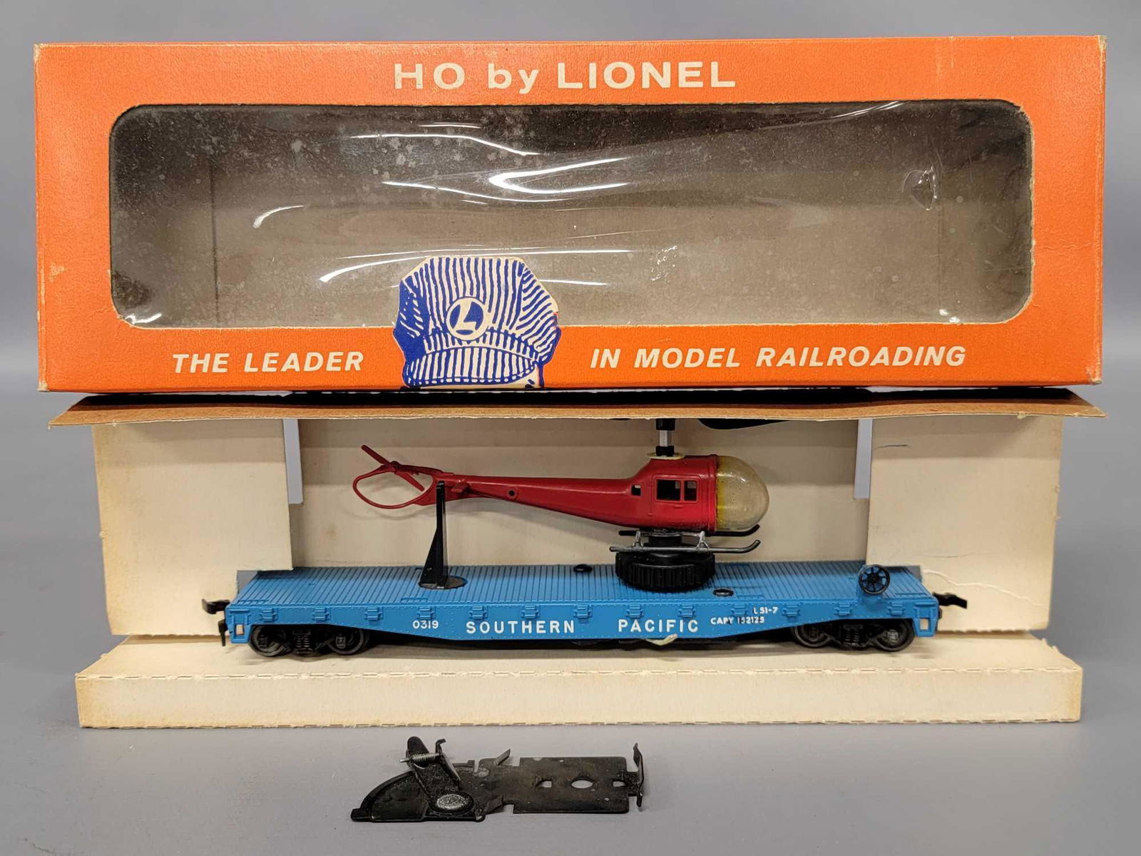 Lionel Postwar HO 319 operating helicopter car in (1 of 8)