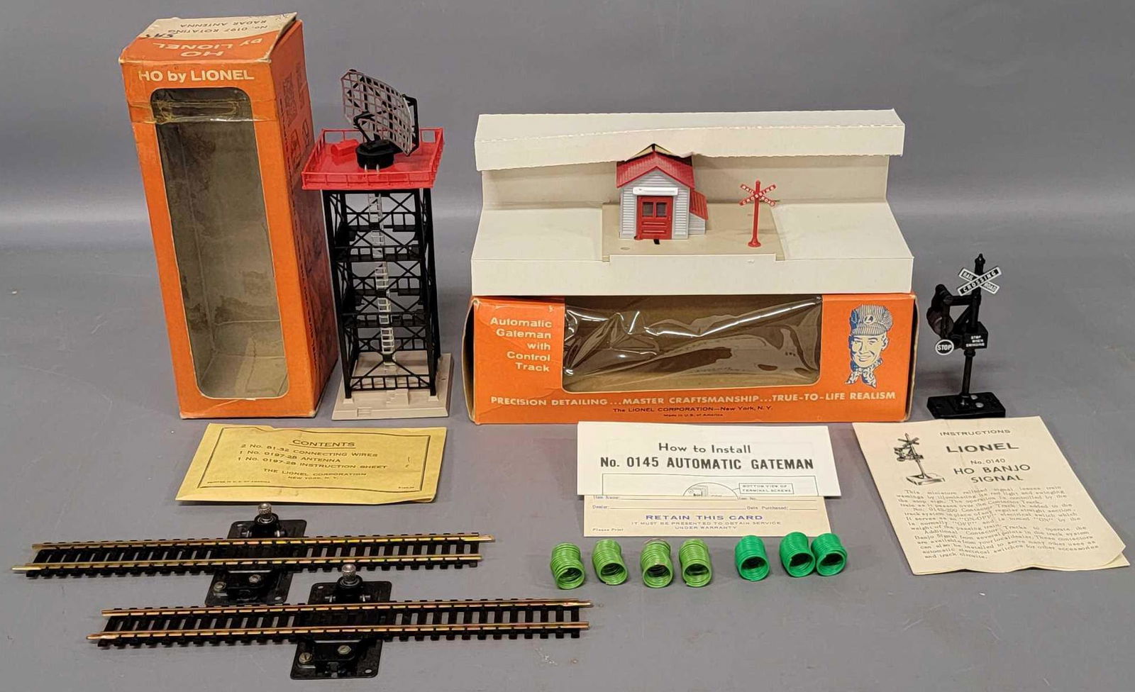 Group of three Lionel Postwar HO accessories in (1 of 8)