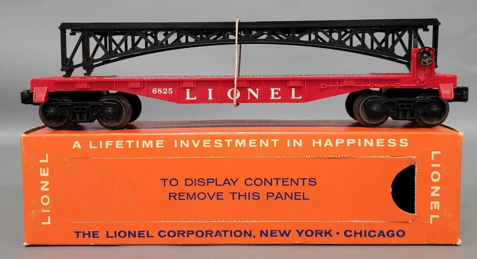 Unrun Lionel postwar O 6825 flat car with trestle (1 of 12)