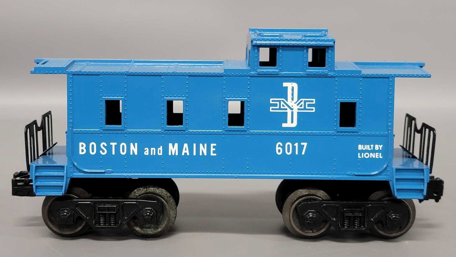 Unrun Lionel postwar O glossy 6017 Boston & Maine: Unrun Lionel postwar O glossy 6017-100 Boston & Maine caboose, C9.