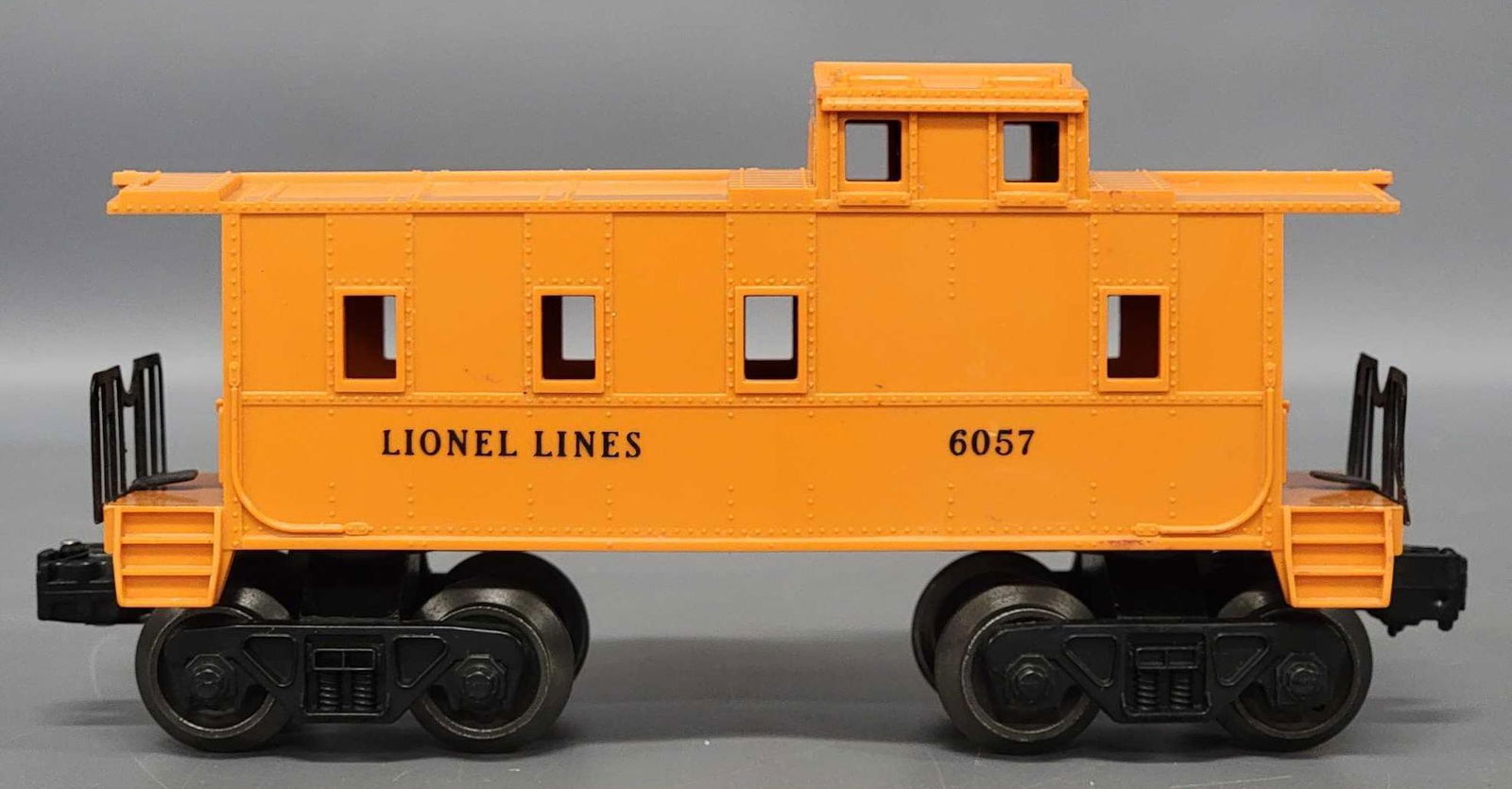 Lionel postwar O orange 6057-50 SP type caboose (1 of 6)