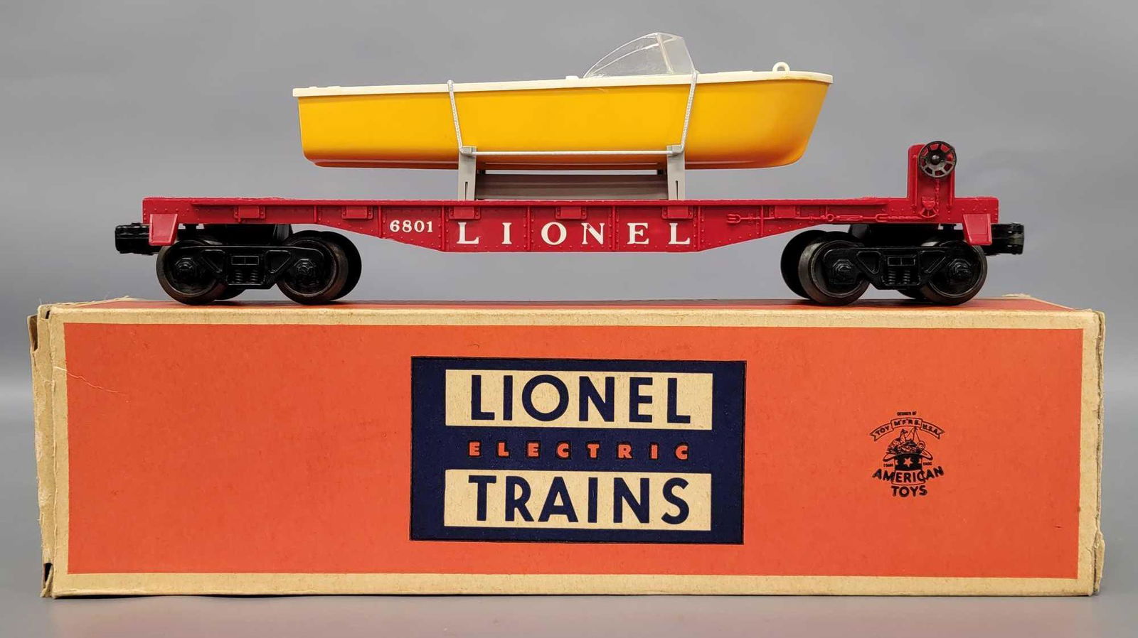 Unrun Lionel postwar O 6801-50 flat car with boat in (1 of 8)