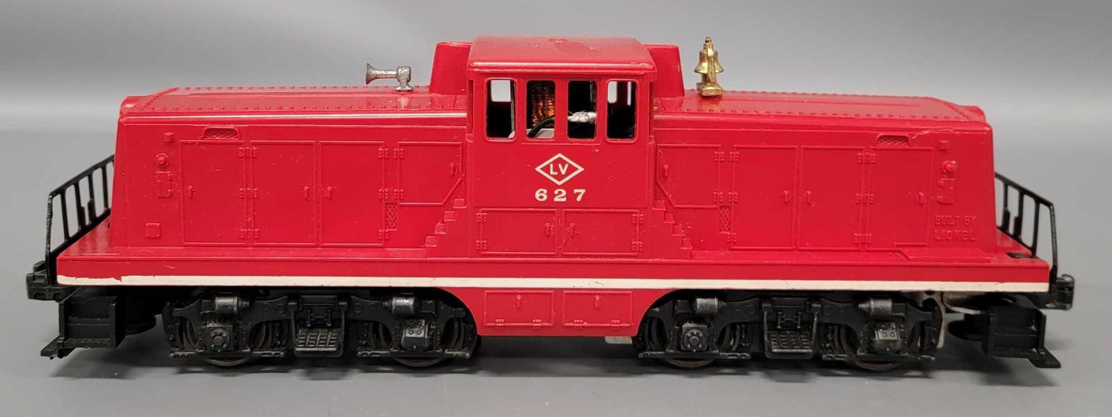 Lionel postwar O 627 Lehigh Valley 44 ton switcher: Lionel postwar O 627 Lehigh Valley 44 ton switcher. Unit shows moderate run time and is C7-8 with nice lettering and stripes.