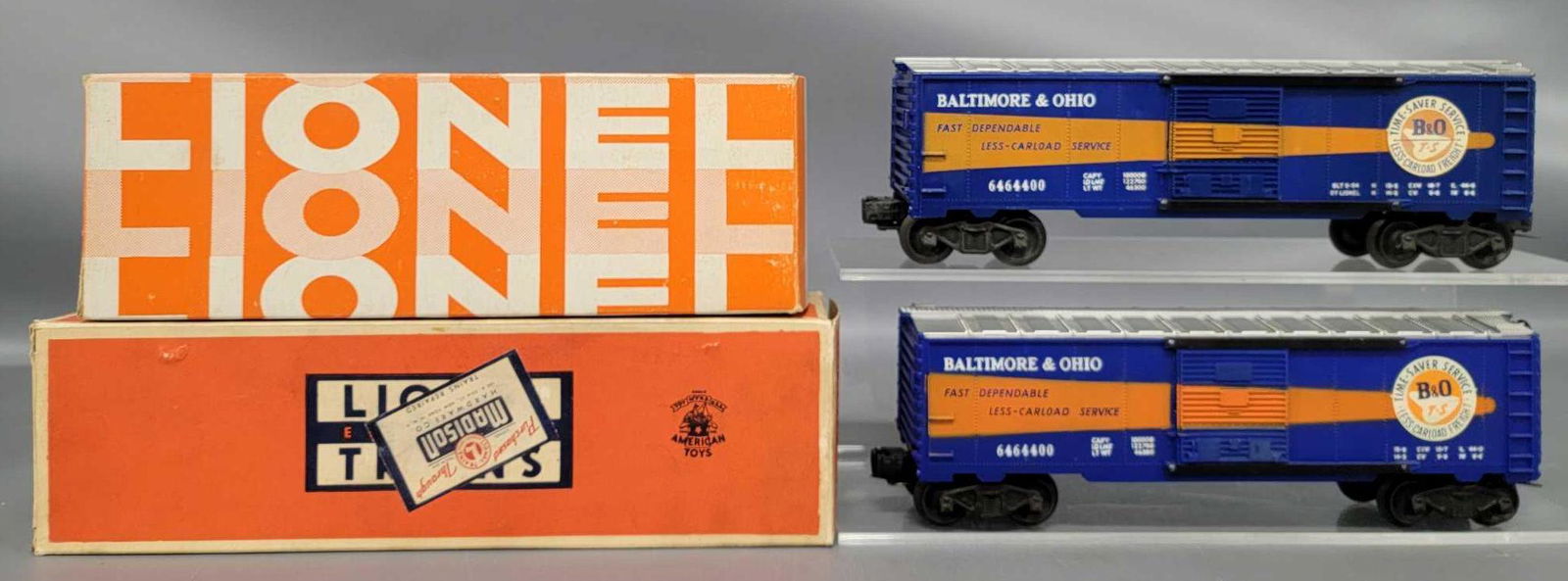 Two Lionel postwar O 6464-400 B&O box cars in original (1 of 6)