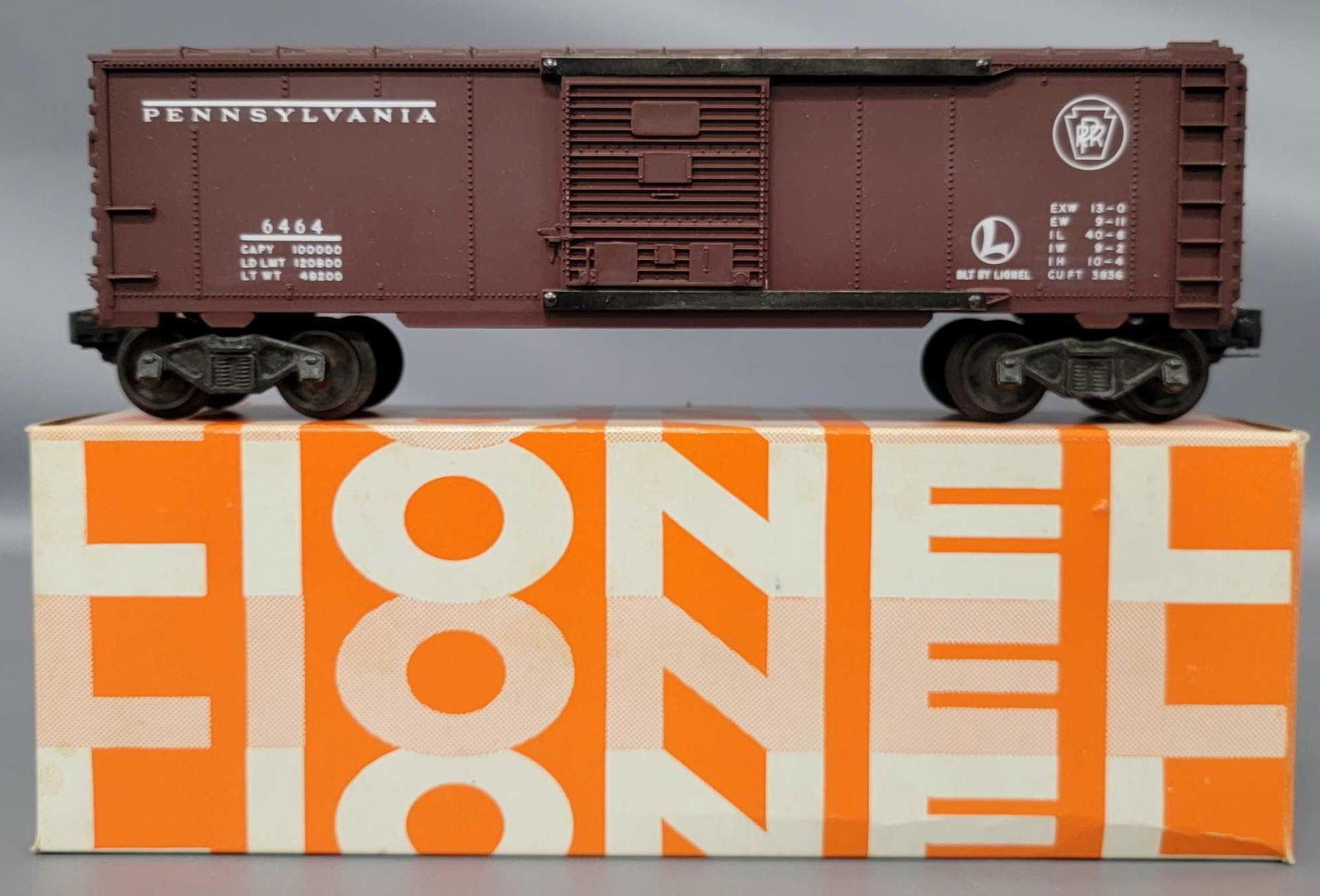 Lionel postwar O 6464-200 Pennsylvania box car in (1 of 6)