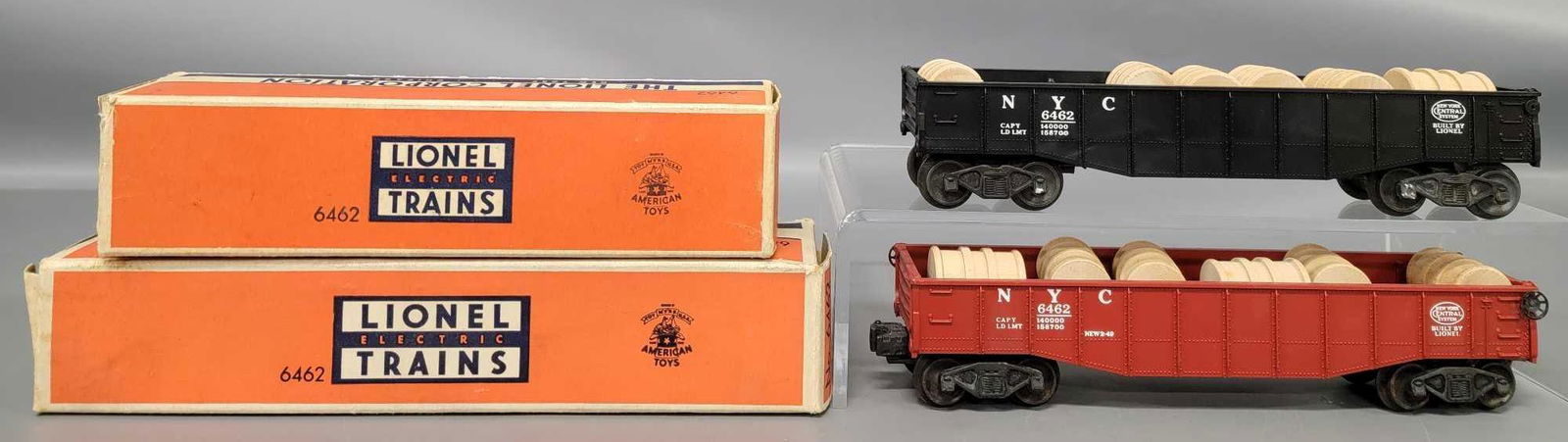 Two mint Lionel postwar O 6462 gondolas in original (1 of 7)
