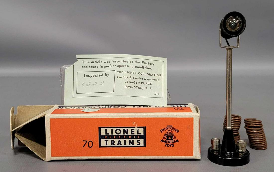 Mint Lionel postwar O 70 lamp post in  high grade (1 of 7)