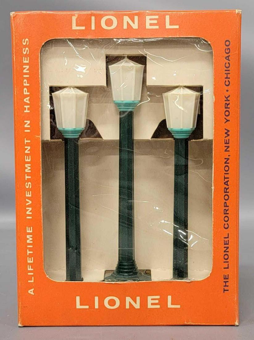 Mint Lionel postwar O 76 boulevard lamps with aqua (1 of 7)
