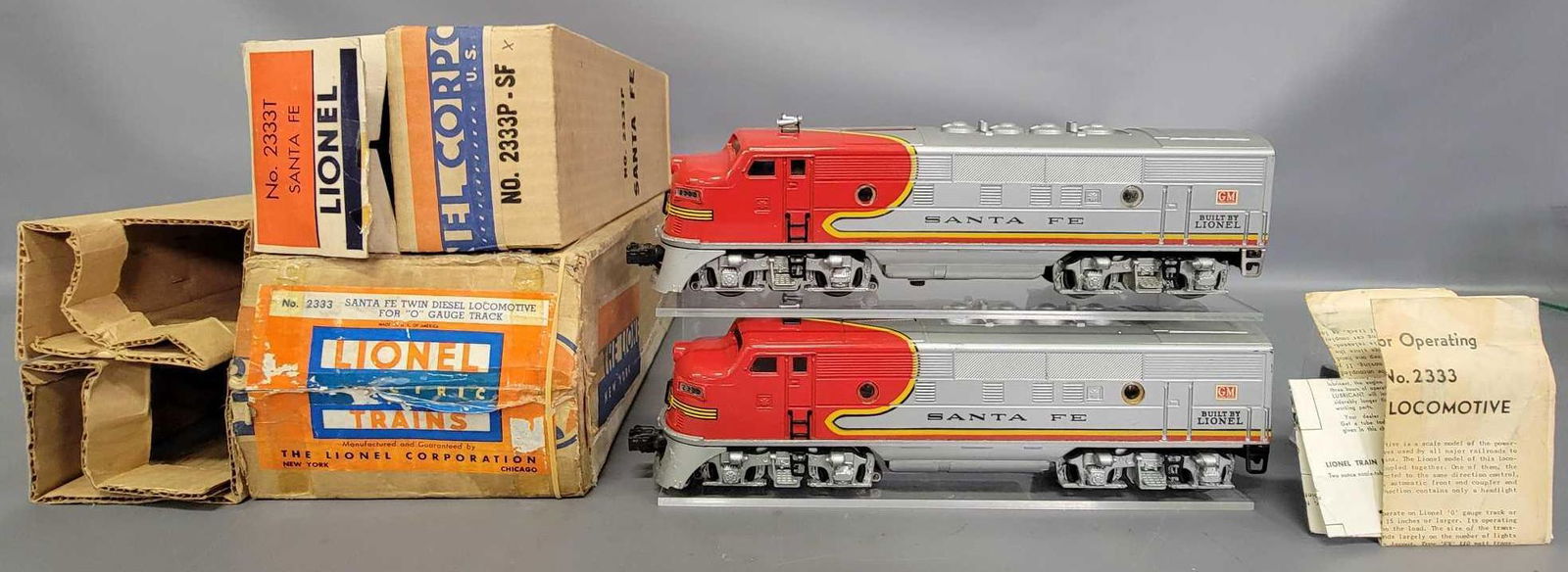 Lionel postwar O Santa Fe 2333 F-3 AA diesel locomotive (1 of 12)