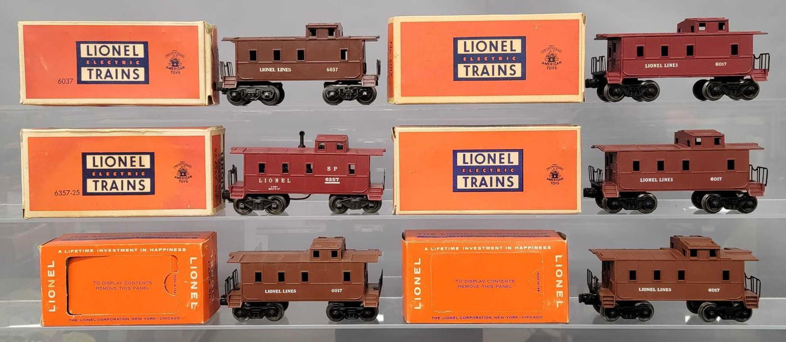 Six Lionel postwar O cabooses in original boxes (1 of 6)