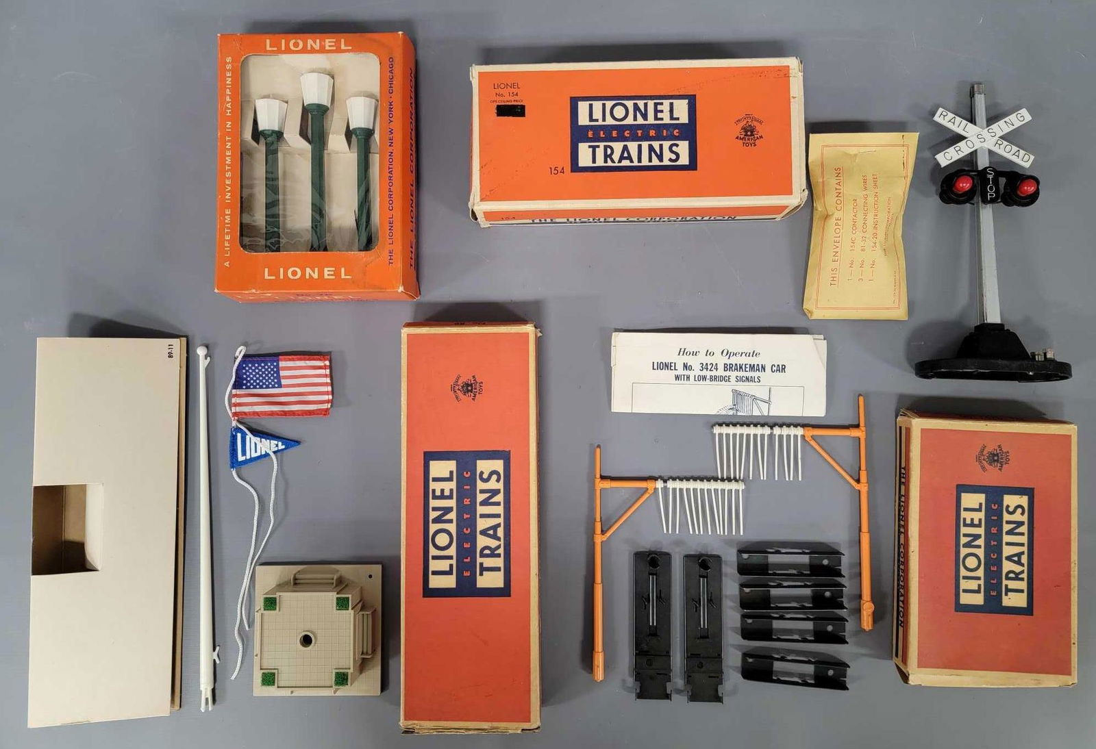 Four boxed Lionel postwar O accessories 76 89 154 (1 of 6)