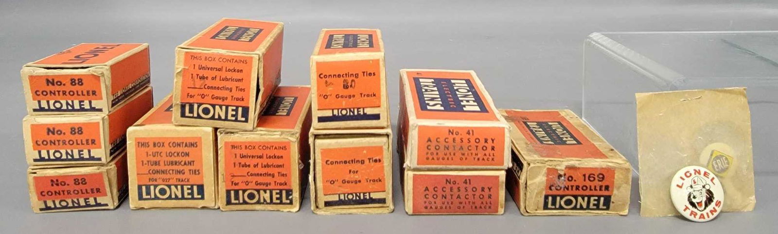 Group of boxed Lionel prewar and postwar accessories (1 of 6)